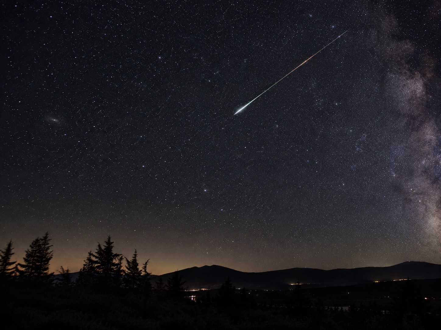 Meteor na nočnej oblohe
